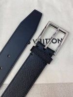 Lv经典系列腰带采用Lv Logo金属环设计，适合休闲低调的男士使用；经典设计元素。宽度35Mm