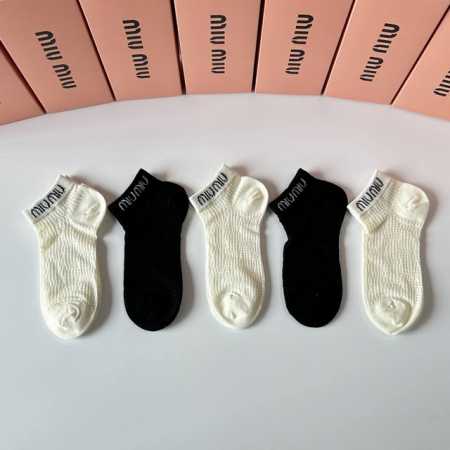 特 配包装 Miumiu 缪缪 新款经典中短袜堆堆袜袜子！一盒五双， 专柜同步筒袜袜子，大牌出街，潮人必备超好搭。 - 点击图像关闭