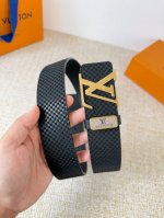 品名： Lv..路易..威登腰带皮带原单 型号：挂扣，经典纯钢材质挂扣，头层牛皮，图片实物拍摄 材料：头层牛皮，挂扣系列，纯钢材质扣头，钯镀电镀工艺永不掉色。原