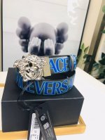 Versace 范思哲 的卡其色双面腰带，采用小牛皮制成，金色搭扣饰有品牌标志性的美杜莎头像。一面饰有蓝色和绿色的 Versace Allover 印花。4.0