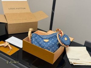 配全套包装 Size：22*13Cm Lv 豌豆真是爱了 好看的包包， 可可爱爱的豌豆包 我是喜欢自带的小零钱包太Q了爱心爱心 很精致哦！