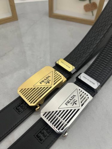 品名：普拉达 原单 自动带 材质：原单牛皮腰带 百分百头层牛皮腰带保证真皮，24K纯钢扣，专柜原单品质、做工精细，时尚大牌，送人自用首选 包装： 请认准如图专柜