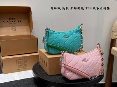 礼盒包装 搭配延长链 Coach蔻驰 Teri腋下包上身来了 牛仔绗缝麻将包 大麻将包的升级款，浅色特别好配衣服 整个就是气质和时尚的化身～不压个子而且好看 配
