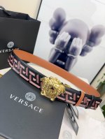 范思哲此款经典的versace腰带由柔软的小牛皮制成，饰有la Greca印花，并配有3D美杜莎腰带扣。4.0Cm宽