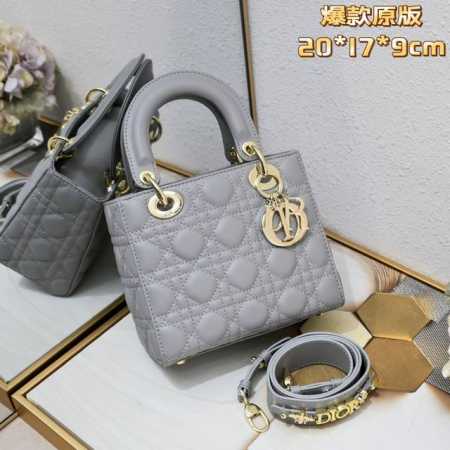四格羊皮灰色 My Lady 字母系列羊皮金扣 每个女人一生中一定要有一个戴妃包 Lady 不同尺Size也都各有千秋 气质优雅的戴妃包加上了可爱的徽章元素 突 - 点击图像关闭