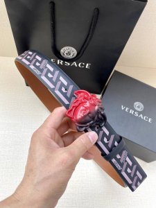 宽度4.0Cm 范思哲 此款粒面牛皮革腰带饰有一枚彩色3D美杜莎腰带扣和代表不断演进的Gold Hibiscus印花 用芙蓉花对往季的Barocco印花加以重新