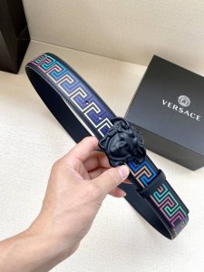 宽度4.0Cm Versace 范思哲 此款Palazzo腰带采用牛皮革面料制作，并饰有Le Pop Classique图案印花和标志性的美杜莎五金配件。