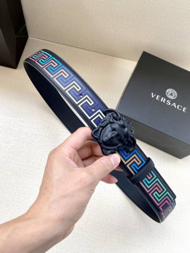 宽度4.0Cm Versace 范思哲 此款Palazzo腰带采用牛皮革面料制作，并饰有Le Pop Classique图案印花和标志性的美杜莎五金配件。