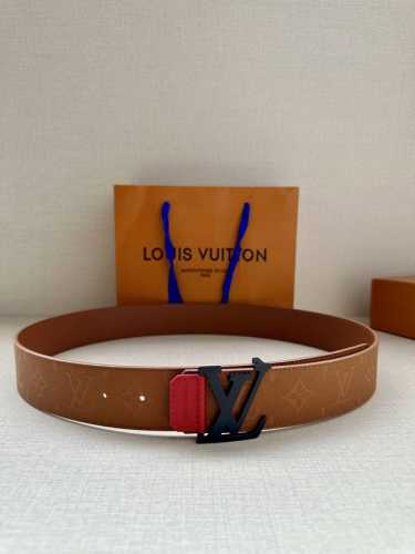 Lv4.0宽 Shadow 腰带拥有 Monogram Shadow 皮革的经典风尚和素面皮革的内敛格调 再为 Lv 新款扣头 以摩登笔触焕新男士衣橱