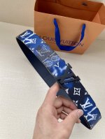 特 Lv Initials Mng Bandana 双面腰带瞩目焕新经典设计，一面展现 秋冬系列的 Monogram Bandana 帆布，另一面采用素净牛皮革