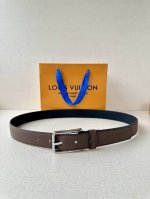 3.0宽 Pont Neuf Slim 腰带以深邃皮革塑造纤巧构型，于端头压印路易威登巴黎标识，与 Lv 压纹束带圈共筑别致细节，成就又一日常造型佳选