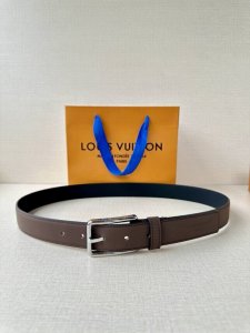3.0宽 Pont Neuf Slim 腰带以深邃皮革塑造纤巧构型，于端头压印路易威登巴黎标识，与 Lv 压纹束带圈共筑别致细节，成就又一日常造型佳选