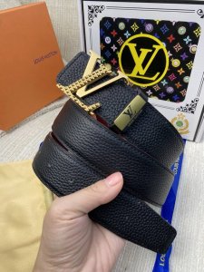 品名：Lv..路易..威登原单 材质：原单牛皮腰带 百分百头层牛皮腰带保证真皮，24K纯钢扣，专柜原单品质、做工精细，时尚大牌，送人自用首选 包装： 请认准如图