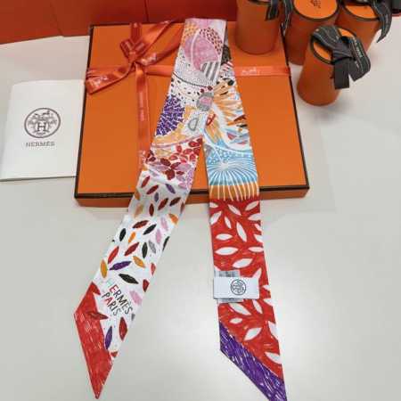 爱马仕Hermes “鸟之王国”小丝巾 Twilly小丝巾 100%桑蚕丝 这款小巧的真丝配饰佩戴方式千变万化，可为您的日常造型增添灵动妙趣 法国制造 设计师皮 - 点击图像关闭