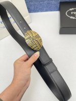 【品牌】普拉达 特P180 【描述】采用高级真皮精制而成，触感厚实，饰以普拉达商标带扣。腰带为意大利尺寸，请在购买前参阅腰带尺寸指南. 铜扣金属配件 黑色皮革，