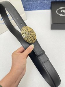 【品牌】普拉达 特P180 【描述】采用高级真皮精制而成，触感厚实，饰以普拉达商标带扣。腰带为意大利尺寸，请在购买前参阅腰带尺寸指南. 铜扣金属配件 黑色皮革，