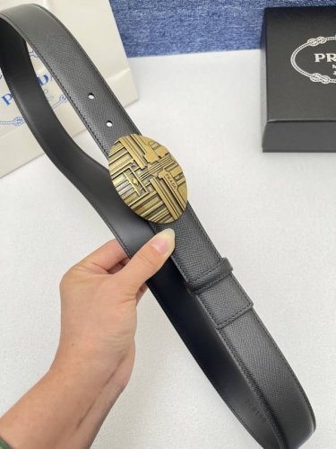 【品牌】普拉达 特P180 【描述】采用高级真皮精制而成，触感厚实，饰以普拉达商标带扣。腰带为意大利尺寸，请在购买前参阅腰带尺寸指南. 铜扣金属配件 黑色皮革，