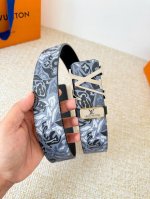 品名： Lv..路易..威登腰带皮带原单 型号：挂扣，经典纯钢材质挂扣，头层牛皮，图片实物拍摄 材料：头层牛皮，挂扣系列，纯钢材质扣头，镀钯电镀工艺永不掉色。原