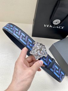 宽度4.0Cm Versace 此款经典的versace腰带由柔软的小牛皮制成，饰有la Greca印花，并配有3D美杜莎腰带扣。