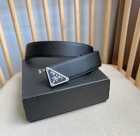 prada 普拉达 专柜最新款 这款腰带饰有一枚三角形金属徽标 宛若点睛之笔 勾勒精致细节 是Prada男士成衣系列的理想配饰 宽4.0 - 点击图像关闭