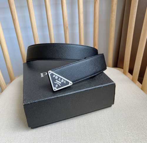 prada 普拉达 专柜最新款 这款腰带饰有一枚三角形金属徽标 宛若点睛之笔 勾勒精致细节 是Prada男士成衣系列的理想配饰 宽4.0