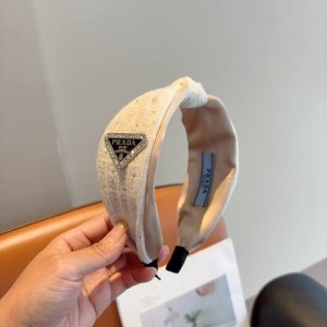 配包装 Prada 普拉达 倒三角新款潮流字母发箍。气质女神必备单品，非常百搭，时尚潮流， 戴上它满满的高大上。