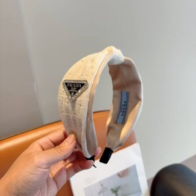 配包装 Prada 普拉达 倒三角新款潮流字母发箍。气质女神必备单品，非常百搭，时尚潮流， 戴上它满满的高大上。