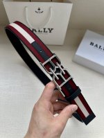 特 这款 B Buckle 腰带以合成织物制成，采用双面设计，反面并饰有 Bally Stripe 细节