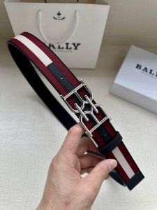特 这款 B Buckle 腰带以合成织物制成，采用双面设计，反面并饰有 Bally Stripe 细节