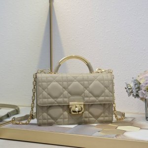 大号 Dior Ange 手袋奶杏色牛皮 超大藤格纹 以优雅时尚的美学风格开启 Dior 的全新系列 以超大藤格纹缉面线，硬挺的复古金色饰面金属顶部手柄镌刻以