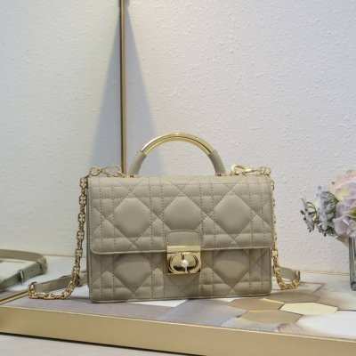 大号 Dior Ange 手袋奶杏色牛皮 超大藤格纹 以优雅时尚的美学风格开启 Dior 的全新系列 以超大藤格纹缉面线，硬挺的复古金色饰面金属顶部手柄镌刻以