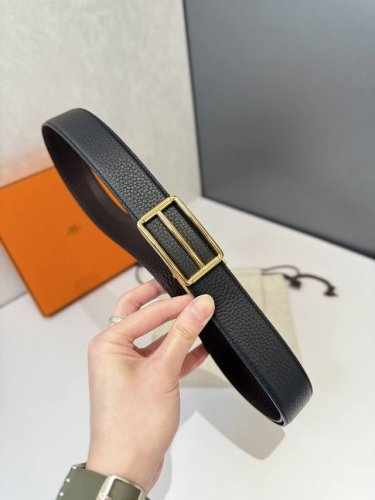 爱~马仕 Her~MèS 腰带是奢侈品牌爱马~仕的经典配饰之一，以其高品质的皮革、精湛的工艺和标志性的设计闻名。 自动平滑扣腰带 精钢五金 搭配原版皮腰带身 长
