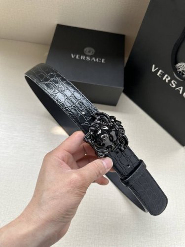 宽度：4.0Cm 范思哲 此款腰带饰有标志性的Versace美杜莎头像扣，彰显品牌格调。是一款精美的衣橱必备单品。