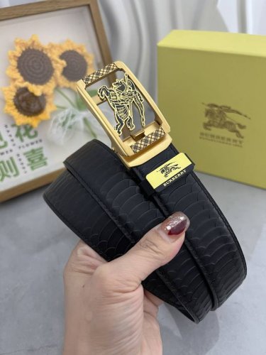 品名：巴宝莉 自动带 材质：原单牛皮腰带 百分百头层牛皮腰带保证真皮，24K纯钢扣，专柜原单品质、做工精细，时尚大牌，送人自用首选 包装： 请认准如图专柜包装赠