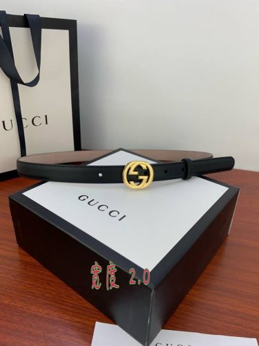 G U C C I 此细款腰带用采光头小层牛皮 精制而成，配以双G带扣。宽度 ：2.0 Cm