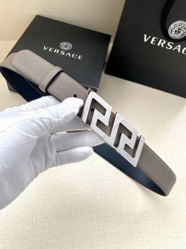 Versace宽度3.0Cm 此款腰带由优质皮革制成，饰有La Greca彰显个性设计。该铆钉腰带饰有La Greca五金搭扣配件，打造Versace造型。