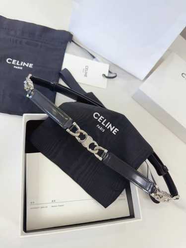 特 赛琳、Taurillon 中腰 金色饰面金属件 钩扣 每个中央方形金属件上均镌刻Celine Paris标识。 可调节均码腰带，配滑扣。