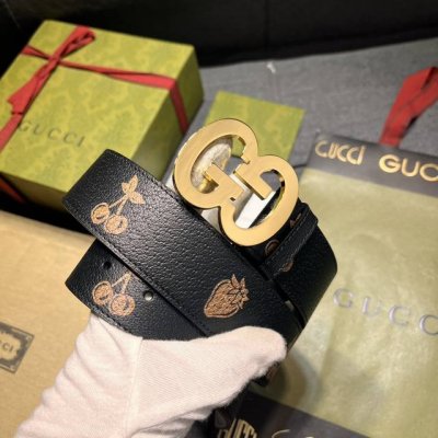 特 古奇，宽4.0 cm，水果和蔬菜是 Gucci 俏皮精神的象征，它们已经成为当代 House ，这薄带的特点是异想天开的草莓和樱桃打印与金属完成。配饰以白色