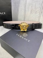 宽度4.0Cm 范思哲versace标志：腰带扣上的3D美杜莎，赋予该款palazzo腰带很高的辨识度。腰带采用饰有mock Croc印花的柔软牛皮革制作。