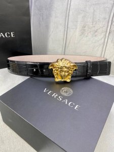宽度4.0Cm 范思哲versace标志：腰带扣上的3D美杜莎，赋予该款palazzo腰带很高的辨识度。腰带采用饰有mock Croc印花的柔软牛皮革制作。