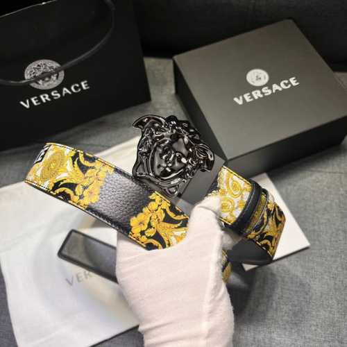 范思哲Versace 宽4.0㎝ 此款粒面牛皮革腰带配有一枚3D美杜莎带扣。饰有Gold Hibiscus印花。此印花代表不断的演进，用芙蓉花对往季的Baroc