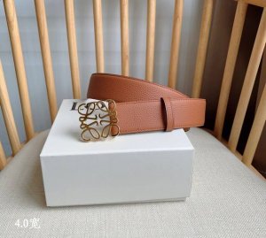 Loewe 罗意威专柜最新同款腰带 选用柔软粒面牛皮革和光滑牛皮革制成腰带 配有Loewe Anagram针扣 卓越的工艺 个性的造型 精美的材质 宽:4.0C