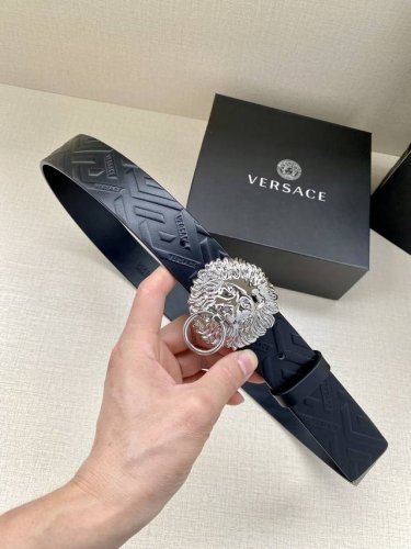 特 宽度3.8Cm Versace此款腰带采用柔软的greca压花皮革于意大利制成，饰有medusa搭扣。 Medusa搭扣 Greca压花 面料：100%牛皮