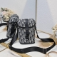 Dior Hit The Road ... 这款竖版翻盖信使包是二零二五夏季男装系列新品，现代时尚的设计充分突显Dior的高订风格，提升Dior Hit The