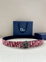 特 P190 宽度3.5Cm 这款不锈钢金属腰带扣来自 Dior And Stone Island 限定系列，突显联名系列标志，Stone Island 的经典