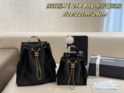 新品 折叠盒 Chanel 25B Bag 鱼子酱双肩 25Bag火的一塌糊涂又紧跟着推出双肩包系列 保留25Bag的包型、在原来的基础上增加双肩背法！侧面依旧