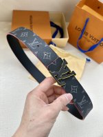 特P180 Lv Broken 双面腰带令 Lv 字母搭扣呈现锯齿状边缘，与腰带的边染色彩互为映衬。Monogram 图案帆布和牛皮革提供两式格调。