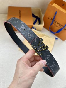 特P180 Lv Broken 双面腰带令 Lv 字母搭扣呈现锯齿状边缘，与腰带的边染色彩互为映衬。Monogram 图案帆布和牛皮革提供两式格调。