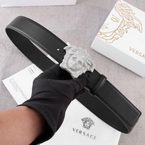 宽度3.0Cm。Versace 範思哲 平紋紋 滿天星鑲鑽扣系列。男士雙面頭層平紋面料，手感細膩，質感十足 獨特復古風格 時髦中帶著隨性和酷感.