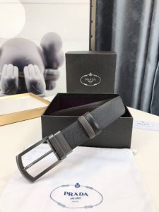 普拉达 由于正反两面颜色深浅不同，这款3.4厘米宽的两面穿皮带可搭配不同的服装。其抛光钢带扣上标有Prada徽标，是理想的礼品之选。